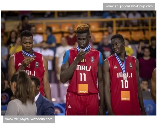 布莱斯臂展实测 2 米 08!父子对比照引热议:视觉错觉还是数据真相? 布莱斯臂展实测 2 米 08!父子对比照引热议:视觉错觉还是数据真相?